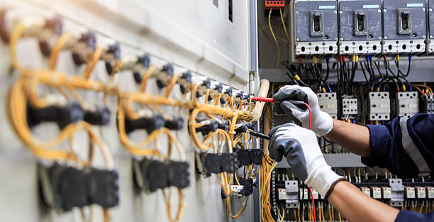 Professional Electrician technician working in Kelso, WA